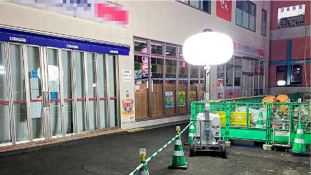 An example of balloon illuminating a job site without light shielding.