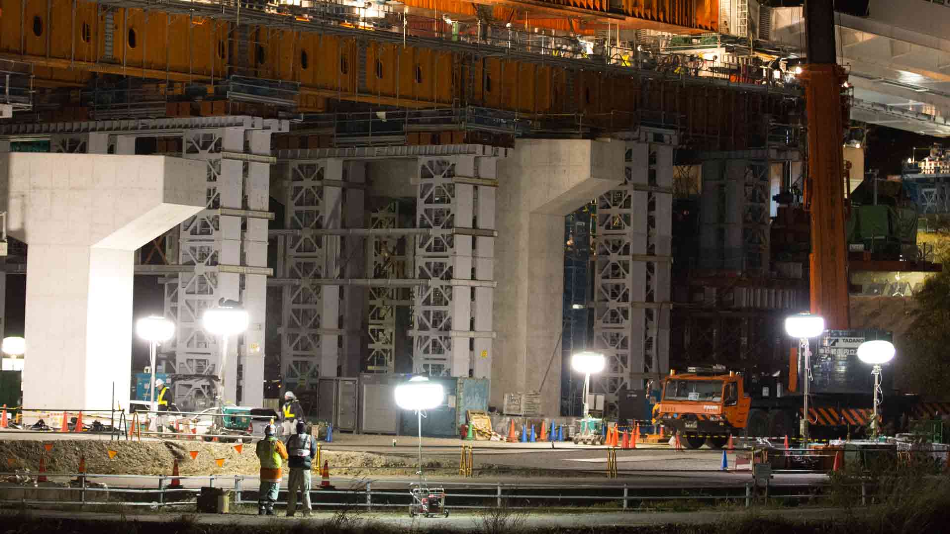 投光機が使用されている夜間工事現場